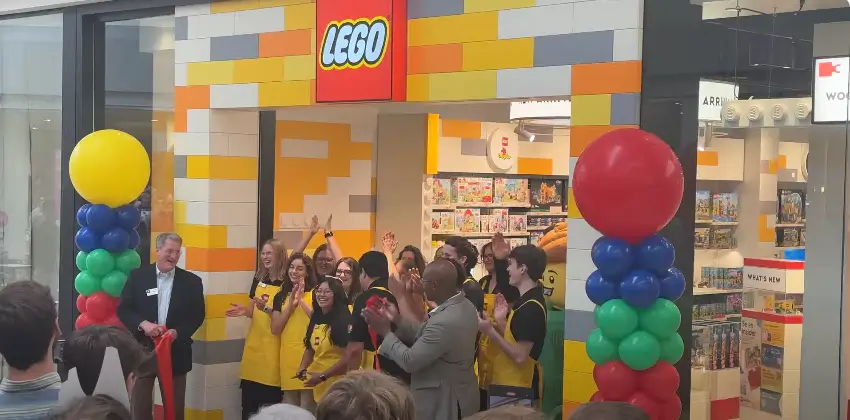 lego store woodland mall